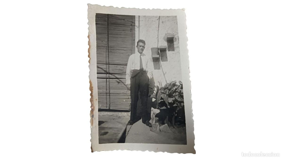 Fotograf&iacute;a antigua: FOTOGRAF&Iacute;A ANTIGUA DE HOMBRE JUNTO A PERSIANA DE MADERA Y MACETAS - A&Ntilde;OS 20/30