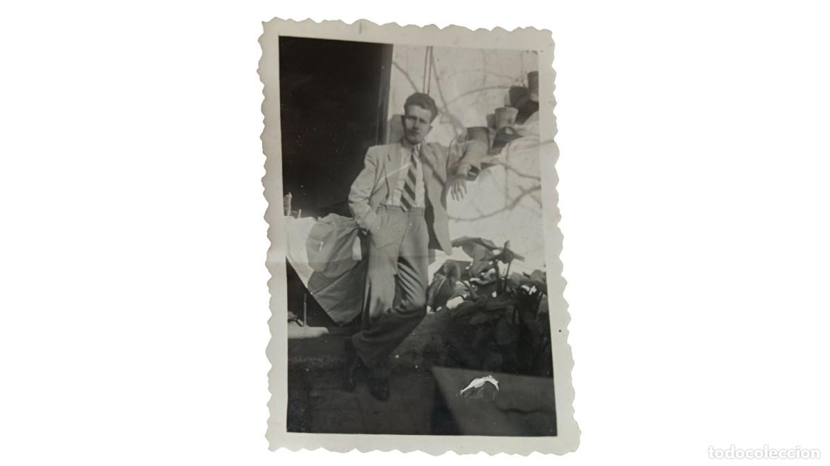 Fotograf&iacute;a antigua: FOTOGRAF&Iacute;A ANTIGUA DE HOMBRE ELEGANTE EN TERRAZA CON MACETAS - A&Ntilde;OS 20/30