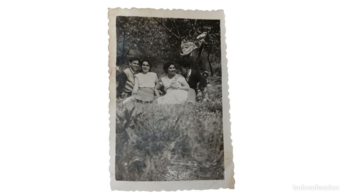 Fotograf&iacute;a antigua: FOTOGRAF&Iacute;A ANTIGUA DE DOS PAREJAS J&Oacute;VENES SENTADAS EN EL CAMPO - A&Ntilde;OS 20/30