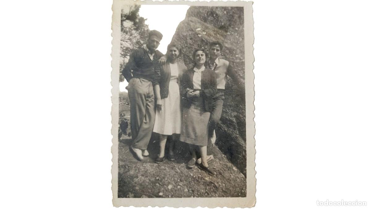 Fotograf&iacute;a antigua: FOTOGRAF&Iacute;A ANTIGUA DE CUATRO J&Oacute;VENES JUNTO A ROCA EN EXCURSI&Oacute;N - A&Ntilde;OS 20/30