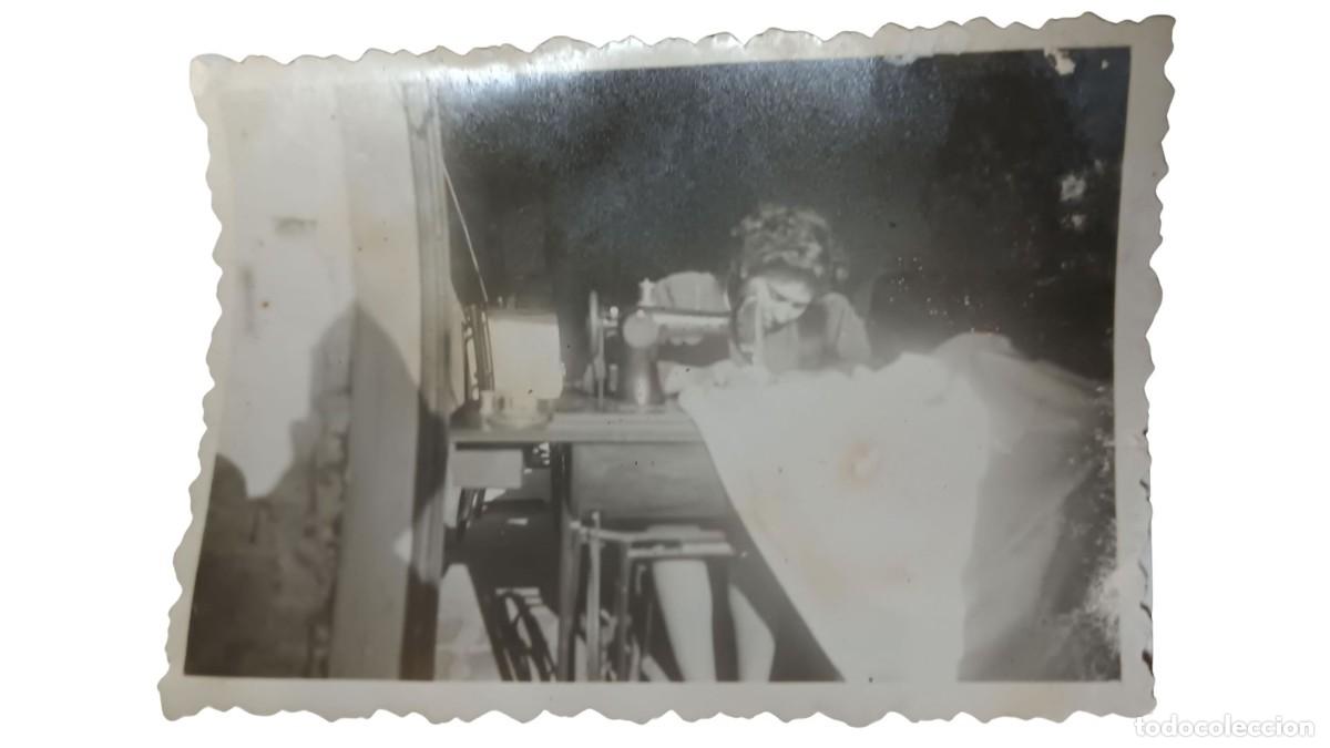 Fotograf&iacute;a antigua: FOTOGRAF&Iacute;A ANTIGUA DE MUJER COSIENDO A M&Aacute;QUINA CON TELA BLANCA - A&Ntilde;OS 20/30