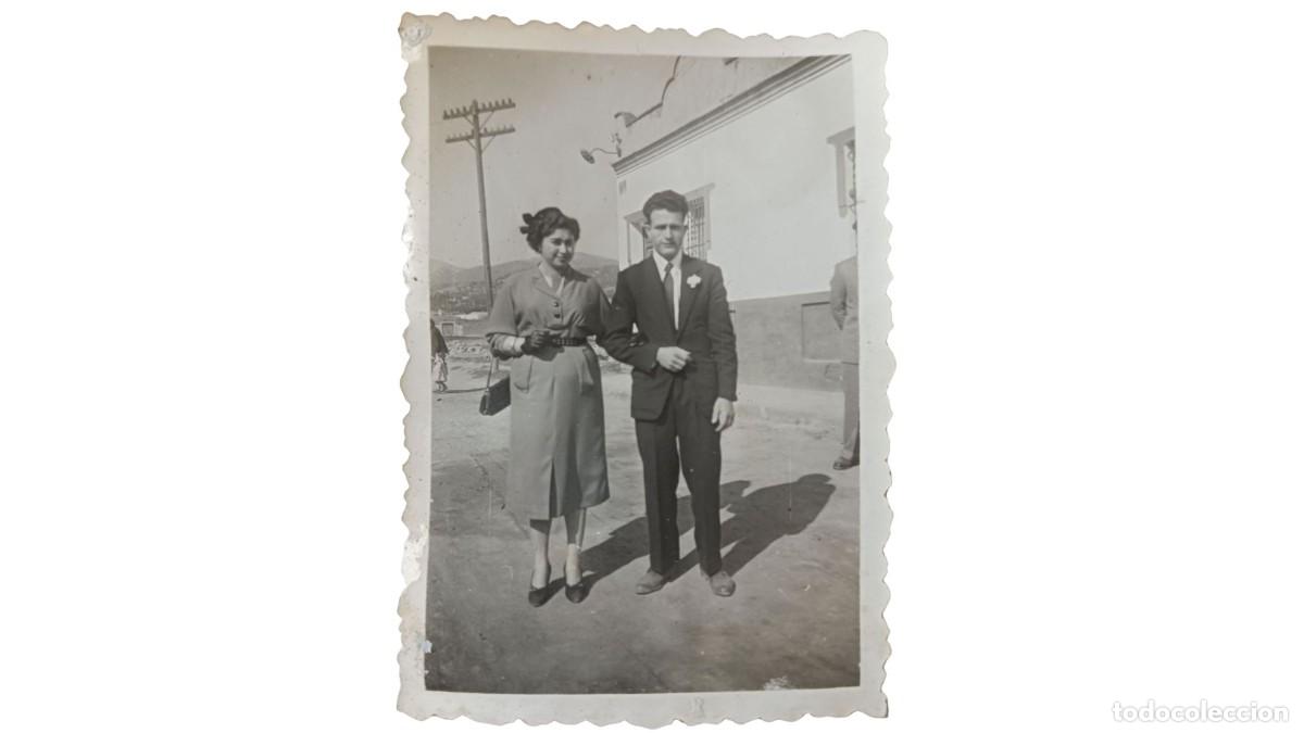 Fotograf&iacute;a antigua: FOTOGRAF&Iacute;A ANTIGUA DE PAREJA ELEGANTE EN CALLE DE PUEBLO - A&Ntilde;OS 40/50