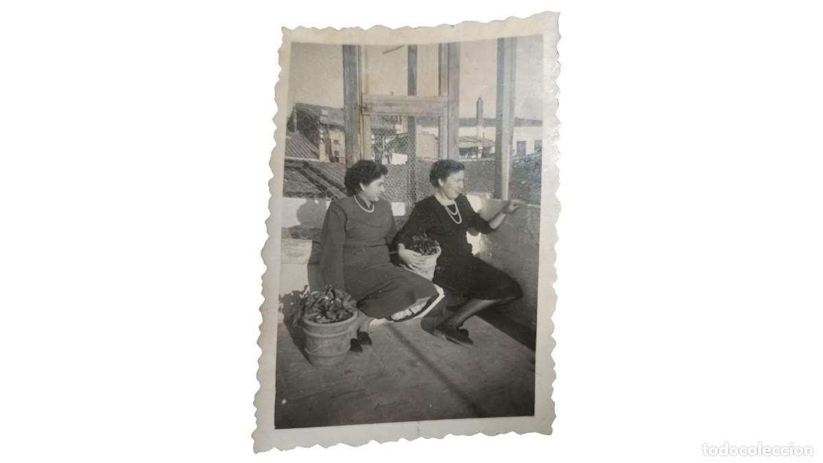 Fotograf&iacute;a antigua: FOTOGRAF&Iacute;A ANTIGUA DE DOS MUJERES EN AZOTEA URBANA CON MACETAS - A&Ntilde;OS 20/30