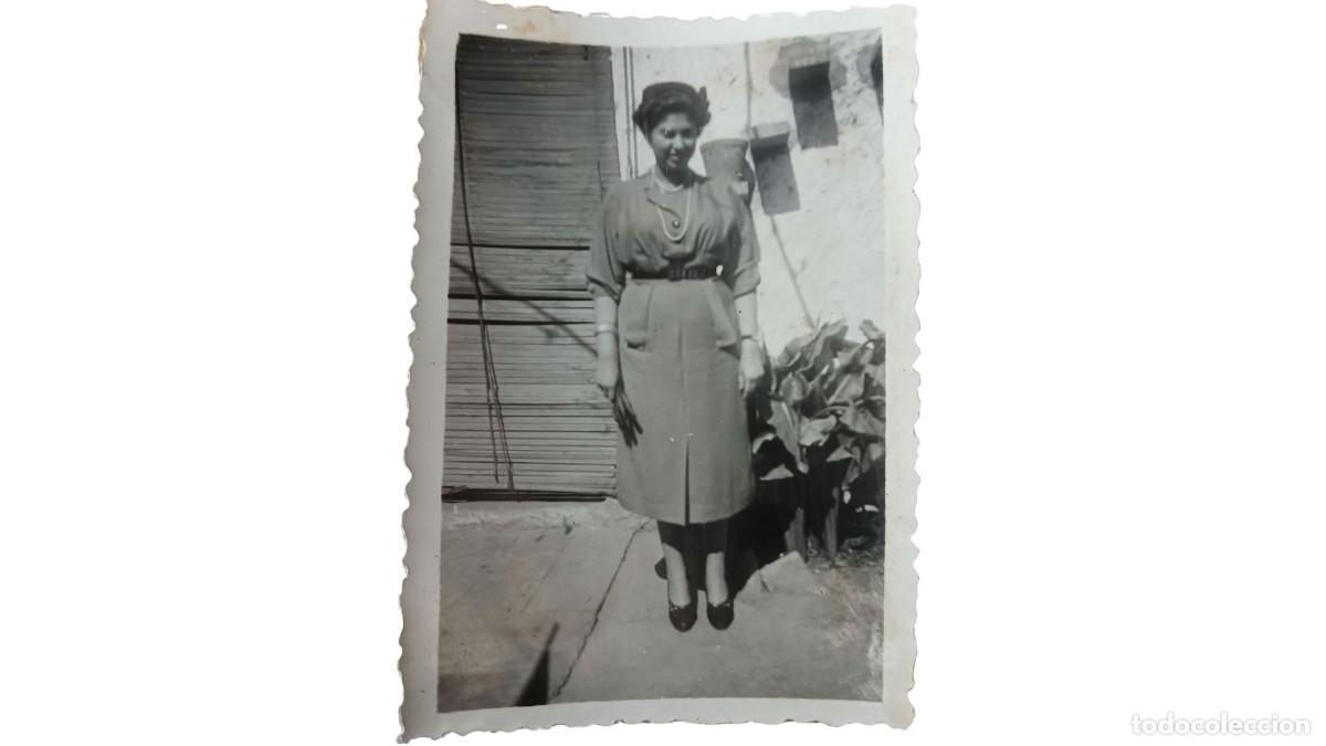 Fotograf&iacute;a antigua: FOTOGRAF&Iacute;A ANTIGUA DE MUJER CON SOMBRERO Y COLLAR DE PERLAS JUNTO A PERSIANA - A&Ntilde;OS 40/50