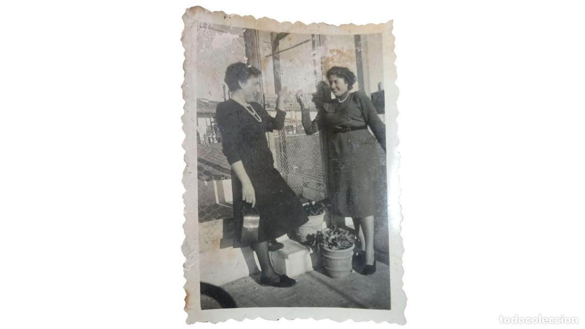 Fotograf&iacute;a antigua: FOTOGRAF&Iacute;A ANTIGUA DE DOS MUJERES BAILANDO EN AZOTEA URBANA - A&Ntilde;OS 20/30