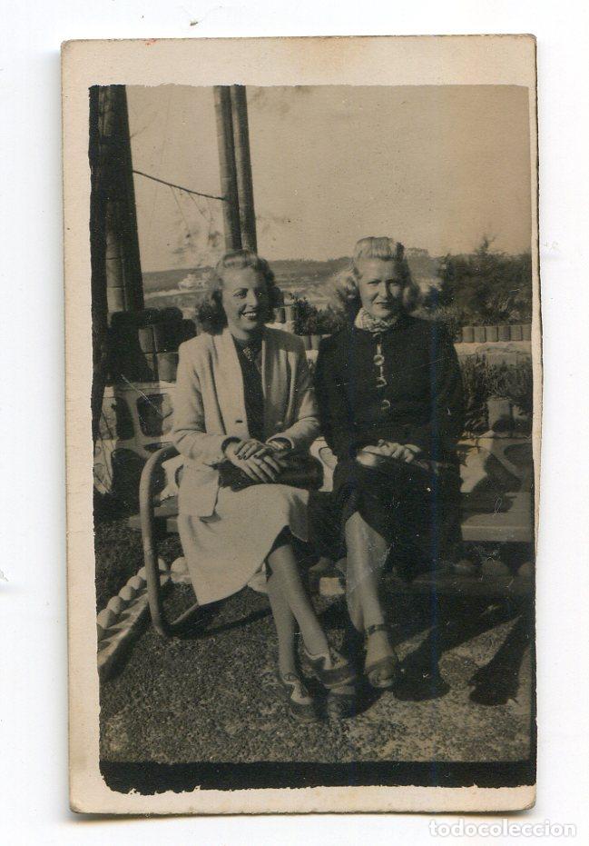Fotograf&iacute;a antigua: Dos se&ntilde;oritas en los jardines de Piqu&iacute;o, El Sardinero, Santander. Fotograf&iacute;a de minutero, a&ntilde;os 40