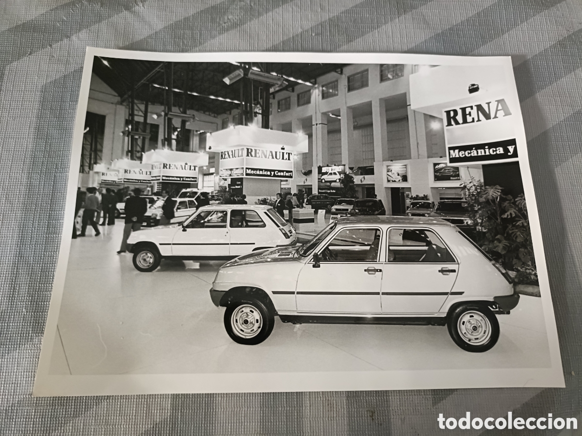 Fotograf&iacute;a antigua: Fotograf&iacute;a stand Renault Sal&oacute;n Autom&oacute;vil Barcelona 1983