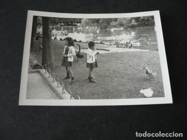 Photographie ancienne: NI&Ntilde;AS EN PARQUE CON PATOS ANTIGUA FOTOGRAFIA 7,5 X 10,5 CM