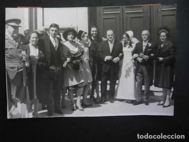 Fotograf&iacute;a antigua: FERNANDO ABIZANDA EN SU BODA CON ROCIO DURCAL Y MIKAELA INVITADAS ANTIGUA FOTOGRAFIA 16 X 11 CM