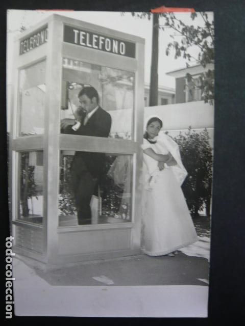 Fotograf&iacute;a antigua: FERNANDO ABIZANDA CON MARIA CRISTINA GARCIA EN UNA CABINA DE TELEFONOS ANTIGUA FOTOGRAFIA 11 X 17 CM