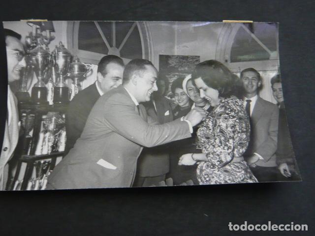 Fotograf&iacute;a antigua: CLUB ALPINO DE GUADARRAMA OTORGA PLACA A DOLORES SARTORIO PERIODISTA ANTIGUA FOTOGRAFIA 11 X 17 CM