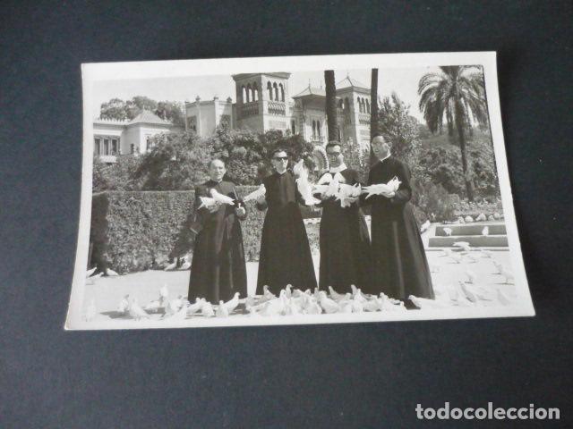 Fotograf&iacute;a antigua: SEVILLA SACERDOTES EN LA PLAZA DE ESPA&Ntilde;A ANTIGUA FOTOGRAFIA 9 X 14 CM
