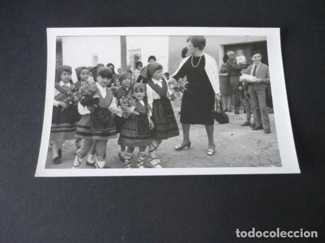 Fotograf&iacute;a antigua: MOCEJON TOLEDO NI&Ntilde;AS CON TRAJE TIPICO ANTIGUA FOTOGRAFIA 9 X 14 CM