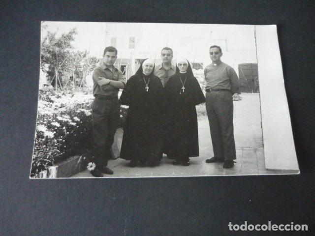 Fotografia antica: CIUDADELA MENORCA MONJAS CON SACERDOTES ANTIGUA FOTOGRAFIA 9 X 14 CM