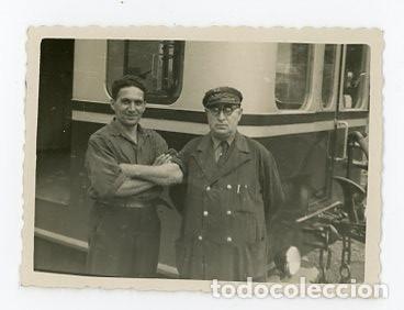 Fotograf&iacute;a antigua: ASTURIAS. PERSONAL DEL FERROCARRIL VASCO ASTURIANA DELANTE DE UN TREN. 1956