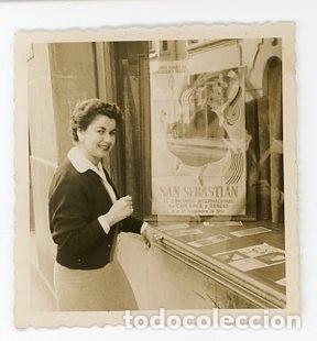 Fotograf&iacute;a antigua: OVIEDO. ASTURIAS. Dubosc. Escaparate con CARTEL CANCIONES Y DANZAS. SAN SEBASTIAN. 1954