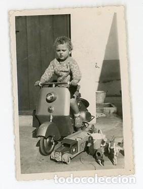Fotograf&iacute;a antigua: DON BENITO. BADAJOZ. EXTREMADURA. Ni&ntilde;o con los juguetes de reyes. MOTO VESPA 1958