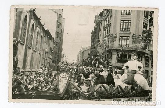 Fotografia antica: OVIEDO. ASTURIAS. CARROZA DEL CENTRO ASTURIANO DE LA HABANA. H. 1950