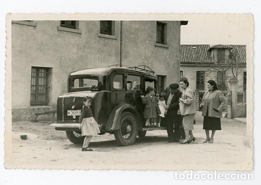 Fotografia antica: MADRID. POSANDO DELANTE DE UN AUTOMOVIL. COCHE. A&Ntilde;OS 40. MATRICULA.