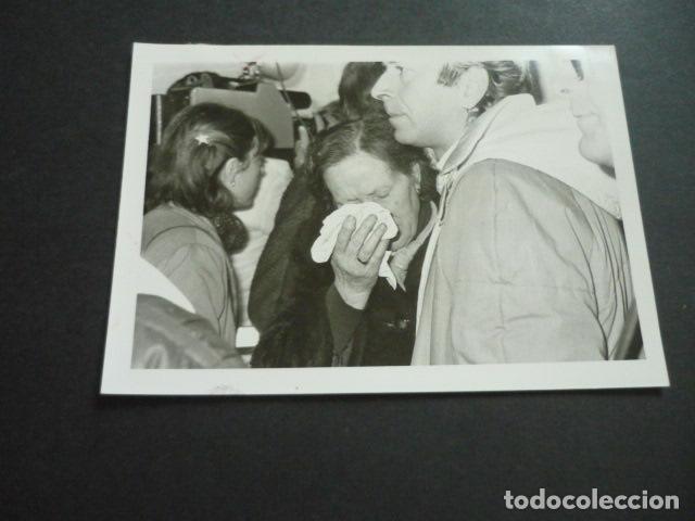 Fotografia antiga: MADRID CALLE DE ALCAL&Aacute; INCENDIO DE LA DISCOTECA ALCAL&Aacute; 20 FOTOGRAFIA ORIGINAL 18 X 13 CM