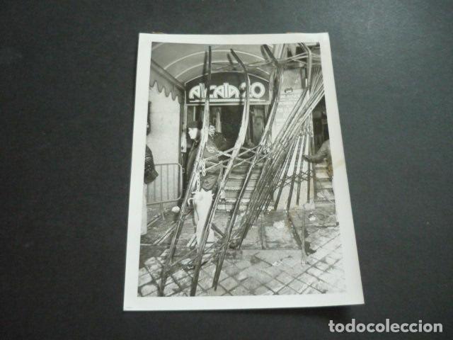 Alte Fotografie: MADRID CALLE DE ALCAL&Aacute; INCENDIO DE LA DISCOTECA ALCAL&Aacute; 20 FOTOGRAFIA ORIGINAL 18 X 13 CM
