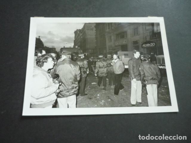 Fotografia antiga: MADRID CALLE DE ALCAL&Aacute; INCENDIO DE LA DISCOTECA ALCAL&Aacute; 20 FOTOGRAFIA ORIGINAL 18 X 13 CM