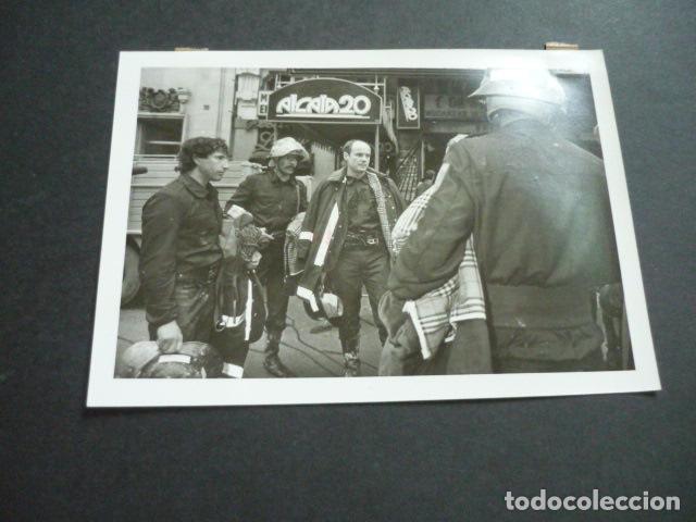 Fotografia antiga: MADRID CALLE DE ALCAL&Aacute; INCENDIO DE LA DISCOTECA ALCAL&Aacute; 20 FOTOGRAFIA ORIGINAL 18 X 13 CM