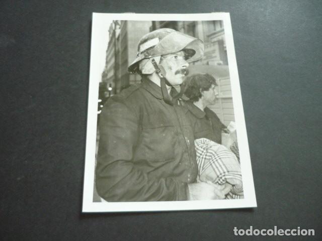 Fotografia antica: MADRID CALLE DE ALCAL&Aacute; INCENDIO DE LA DISCOTECA ALCAL&Aacute; 20 FOTOGRAFIA ORIGINAL 18 X 13 CM