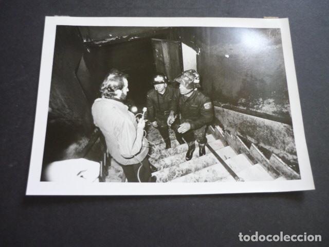 Fotograf&iacute;a antigua: MADRID CALLE DE ALCAL&Aacute; INCENDIO DE LA DISCOTECA ALCAL&Aacute; 20 FOTOGRAFIA ORIGINAL 18 X 13 CM