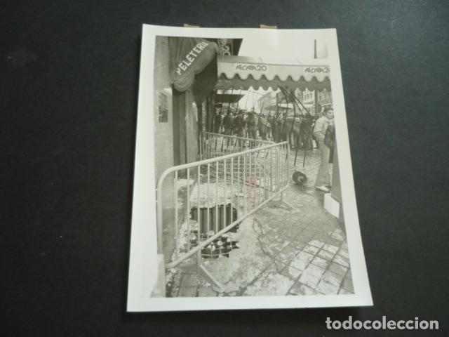 Fotograf&iacute;a antigua: MADRID CALLE DE ALCAL&Aacute; INCENDIO DE LA DISCOTECA ALCAL&Aacute; 20 FOTOGRAFIA ORIGINAL 18 X 13 CM
