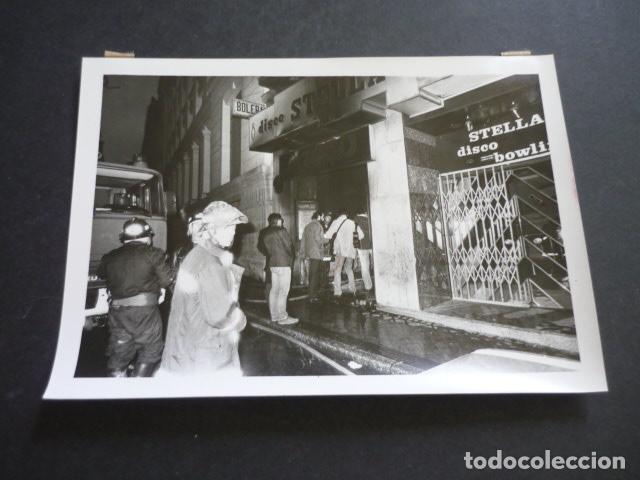 Photographie ancienne: MADRID CALLE DE ALCAL&Aacute; INCENDIO DE LA DISCOTECA ALCAL&Aacute; 20 FOTOGRAFIA ORIGINAL 18 X 13 CM