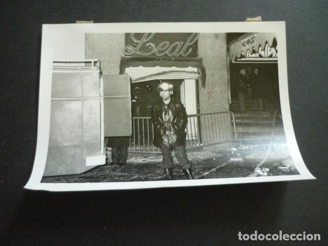 Photographie ancienne: MADRID CALLE DE ALCAL&Aacute; INCENDIO DE LA DISCOTECA ALCAL&Aacute; 20 FOTOGRAFIA ORIGINAL 18 X 13 CM