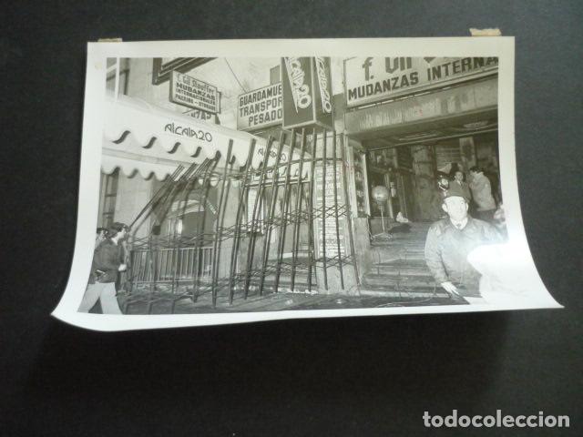 Photographie ancienne: MADRID CALLE DE ALCAL&Aacute; INCENDIO DE LA DISCOTECA ALCAL&Aacute; 20 FOTOGRAFIA ORIGINAL 18 X 13 CM
