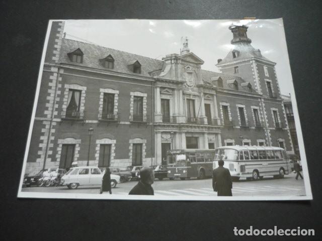 Fotograf&iacute;a antigua: MADRID PLAZA DE SANTA CRUZ MINISTERIO DE ASUNTOS EXTERIORES FOTOGRAFIA ORIGINAL 18 X 24 CM