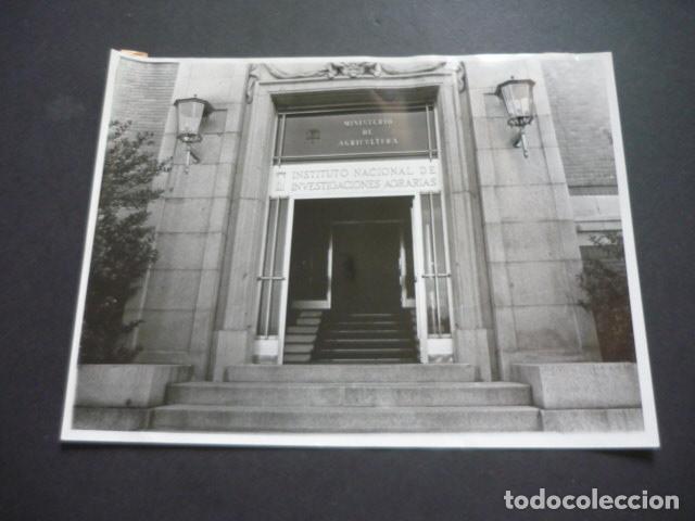 Fotograf&iacute;a antigua: MADRID MONCLOA INSTITUTO NACIONAL DE INVESTIGACIONES AGRARIAS FOTOGRAFIA ORIGINAL 18 X 24 CM