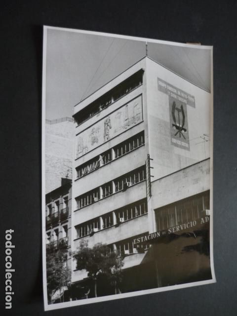 Photographie ancienne: MADRID CALLE DE SANTA ENGRACIA SEDE GRUPO SINDICAL DE AUTO TAXIS FOTOGRAFIA ORIGINAL 24 X 18 CM
