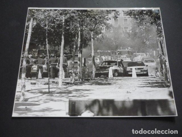 Fotografia antiga: MADRID ATENTADO TERRORISTA ETA CONTRA EL MINISTERIO DE DEFENSA FOTOGRAFIA ORIGINAL 24 X 18 CM
