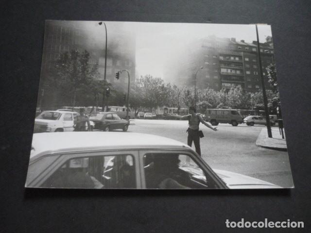 Alte Fotografie: MADRID ATENTADO TERRORISTA ETA CONTRA EL MINISTERIO DE DEFENSA FOTOGRAFIA ORIGINAL 13 X 18 CM