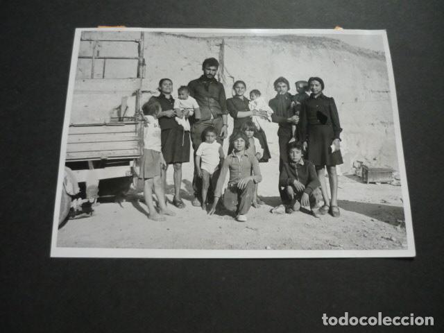 Alte Fotografie: MADRID VALLECAS CHABOLAS BARRIO JOSE SEGURA FOTOGRAFIA ORIGINAL 13 X 18 CM