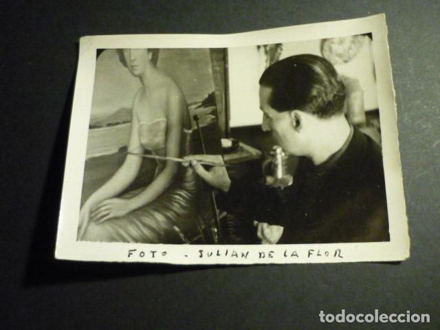 Fotografia antiga: DANIEL VAZQUEZ DIAZ ANTE CUADRO ANTIGUA FOTOGRAFIA ORIGINAL JULIAN DE LA FLOR FOTOGRAFO 9 X 12 CM