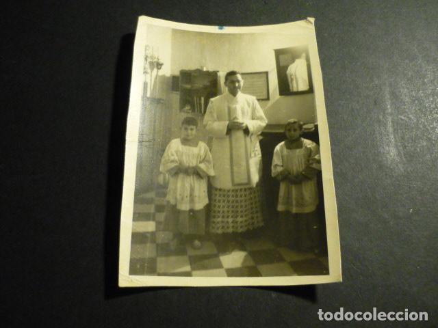 Fotograf&iacute;a antigua: ARGES TOLEDO SACERDOTE CON MONAGUILLOS ANTIGUA FOTOGRAFIA 7,5 X 10,5 CM