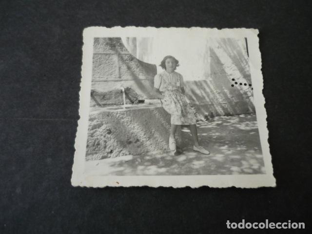 Alte Fotografie: SOLAN DE CABRAS CUENCA MUJER EN FUENTE ANTIGUA FOTOGRAFIA 6 X 6,5 CM