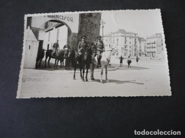 Alte Fotografie: GERONA CUARTEL DE SAN FRANCISCO MILITARES A CABALLO ANTIGUA FOTOGRAFIA 8,5 X 13 CM