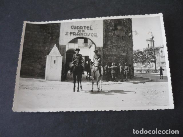 Alte Fotografie: GERONA CUARTEL DE SAN FRANCISCO MILITARES A CABALLO ANTIGUA FOTOGRAFIA 8,5 X 13 CM
