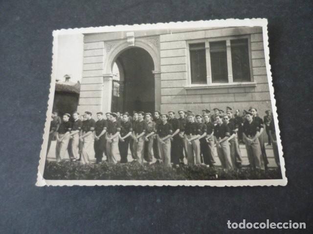 Alte Fotografie: GERONA GRUPO DEL FRENTE DE JUVENTUDES JUNTO A CORREOS ANTIGUA FOTOGRAFIA 9 X 11,5 CM