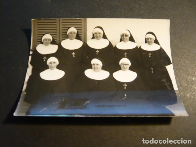 Fotografia antica: CIUDADELA MENORCA MONJAS NUESTRA SE&Ntilde;ORA CONSOLACION ANTIGUA FOTOGRAFIA 7,5 X 10,5 CM