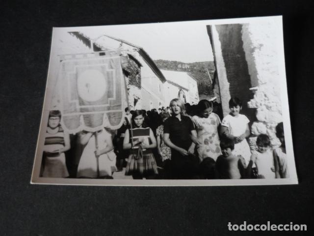 Fotograf&iacute;a antigua: NAVA DE RICOMALILLO TOLEDO PROCESION ANTIGUA FOTOGRAFIA 7,5 X 10,5 CM