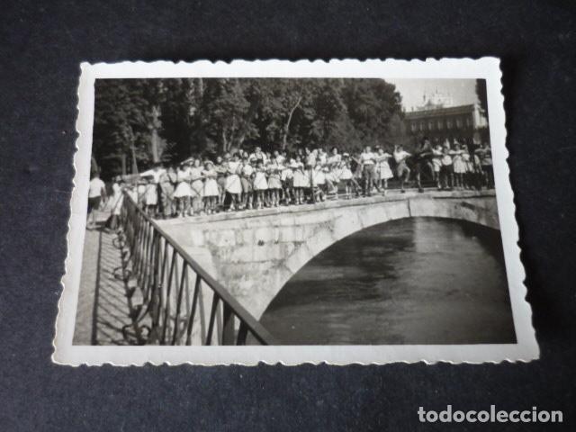 Fotografia antiga: ARANJUEZ MADRID GRUPO EN PUENTE ANTIGUA FOTOGRAFIA 6 X 8,5 CM