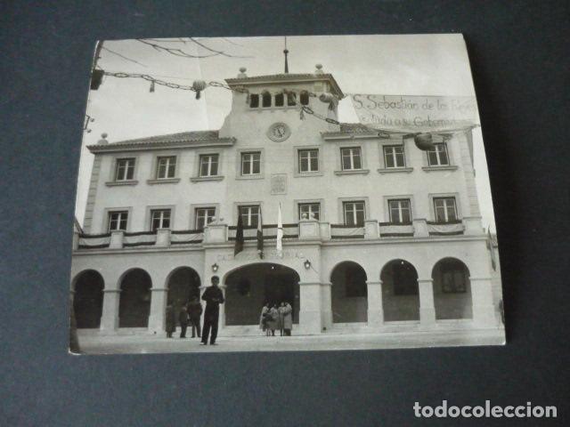 Fotografia antiga: SAN SEBASTIAN DE LOS REYES MADRID INAUGURACION NUEVA CASA CONSISTORIAL 1952 FOTOGRAFIA 13 X 11 CM