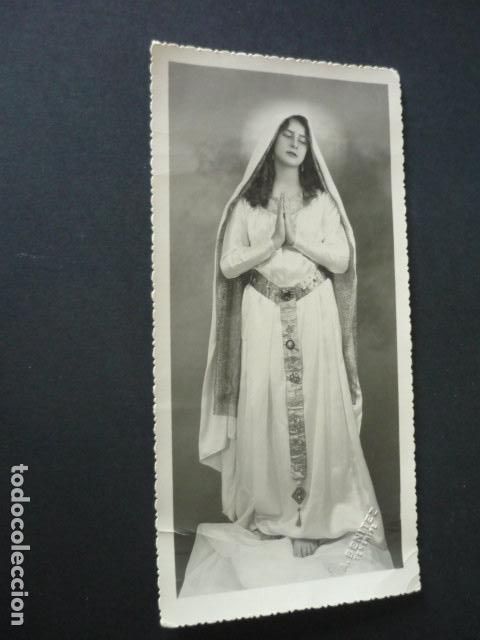 Fotografia antiga: SANTA CRUZ DE TENERIFE 1935 RETRATO DE MUJER VESTIDA DE VIRGEN A. BENITEZ FOTOGRAFO 8,5 X 17 CM